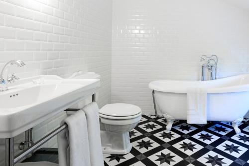 DampierreL’Auberge du Château的带浴缸、卫生间和盥洗盆的浴室