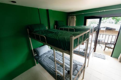 Aonang Knockout Hostel客房内的一张或多张双层床