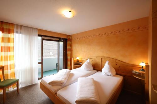 布伦贝格赫斯晨旅馆的酒店客房设有两张床和窗户。