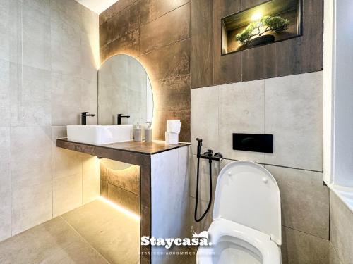 莱斯特Stunning 5bdr Detached King Suite Abode的一间带卫生间和水槽的浴室