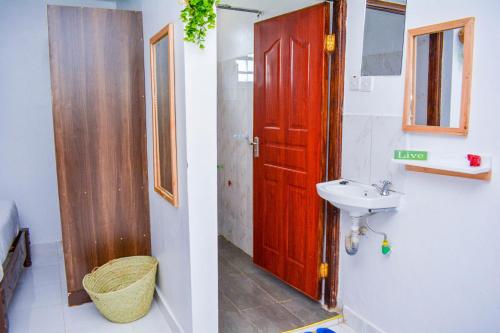 KaratinaDad's Place的一间带红色门和水槽的浴室