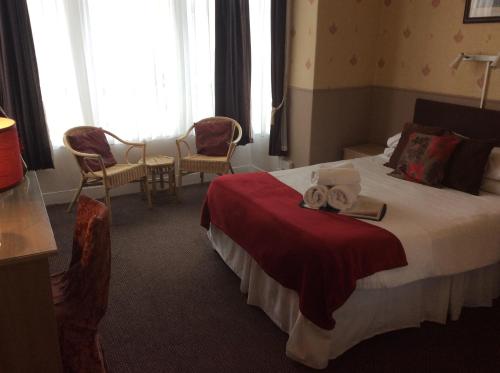 布莱克浦亚伯福酒店的酒店客房,配有带毛巾的床