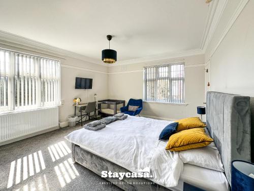 莱斯特Stunning 5bdr Detached King Suite Abode的一间卧室配有一张带黄色枕头的大床