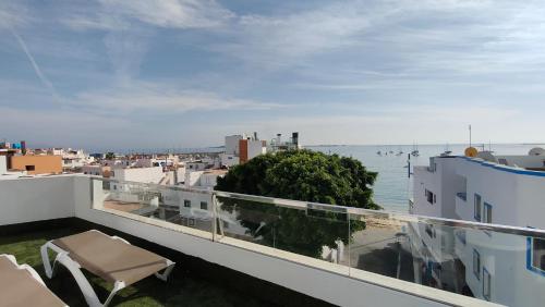 科拉雷侯4rooms Fuerteventura的阳台享有大海和建筑的景致。