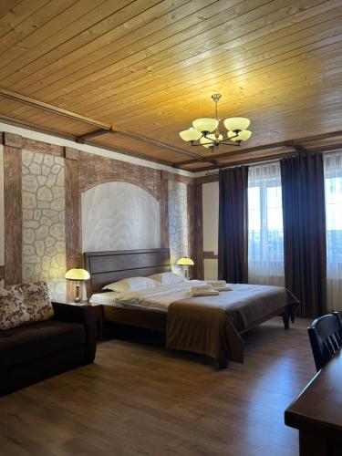 卡缅涅茨-波多利斯基塔拉斯布巴酒店的一间卧室设有一张大床和天花板
