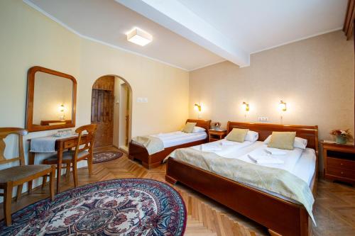 奥多尔黑塞库耶斯克Lilla Panzió的酒店客房,设有两张床和镜子