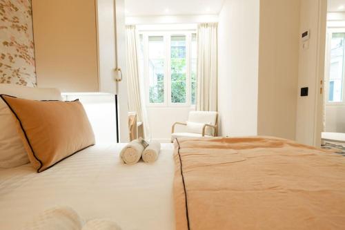 巴黎New Luxury apartment - 4 people的一间卧室配有一张大床和两个枕头