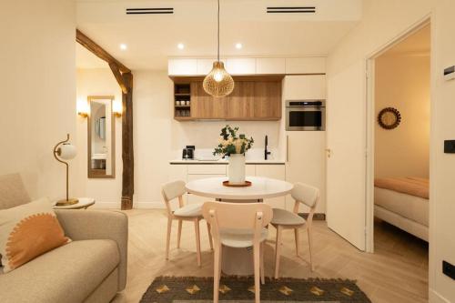 巴黎New Luxury apartment - 4 people的厨房以及带桌椅的起居室。