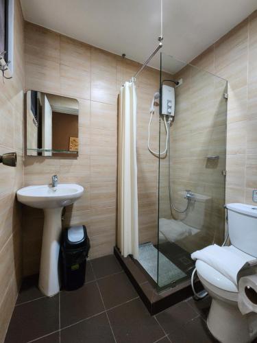 大雅台Grayhouse Inn Tagaytay的带淋浴、卫生间和盥洗盆的浴室
