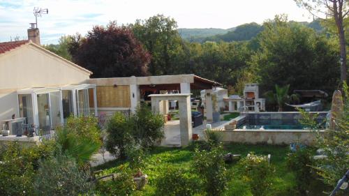 La Tour-dʼAiguesAu Cœur de l'Eze avec JACUZZI的庭院中带游泳池的房子