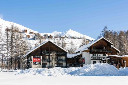 凯拉地区莫利讷Spa伊奎普酒店的山间滑雪小屋,地面上积雪