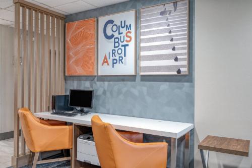 杰汉奈哥伦布机场智选假日套房酒店 的办公室配有桌椅和电脑