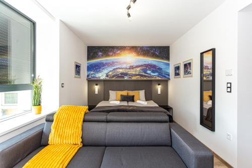 佩奇R73 Residences的一间卧室配有一张黄色毯子床