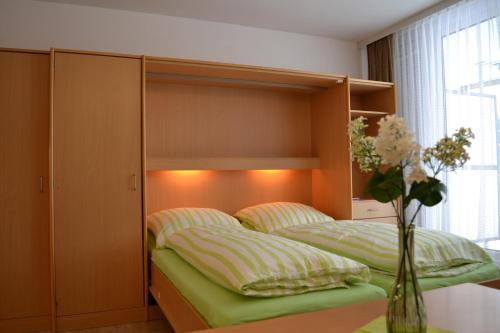 圣恩吉玛fewo-sporer的一间卧室设有两张床和花瓶