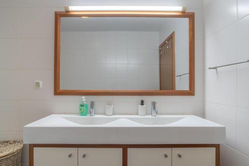滨海保尔Apartment 7 on Paul do Mar Beach的浴室设有白色水槽和镜子