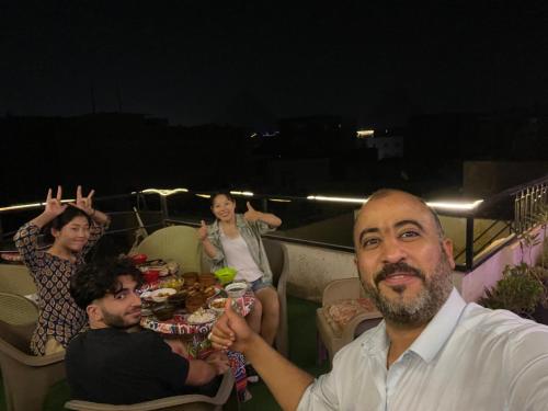 开罗Jana Pyramids view inn的一群人坐在桌边参加派对