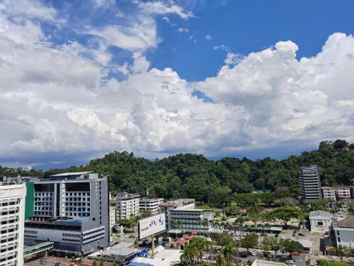 哥打京那巴鲁Cityview Studio Apartment at Kota Kinabalu City Centre的享有拥有建筑和树木的城市美景