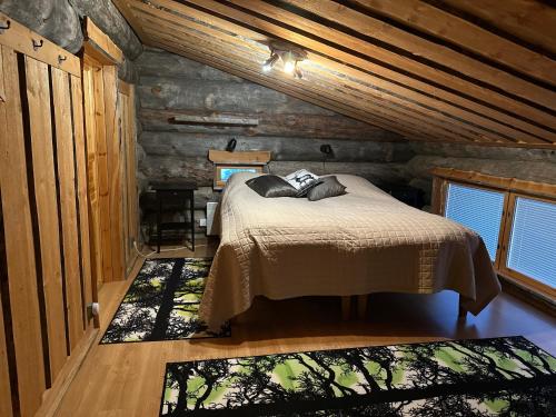 列维Casa Levi Luxury Chalet的小木屋内一间卧室,配有一张床