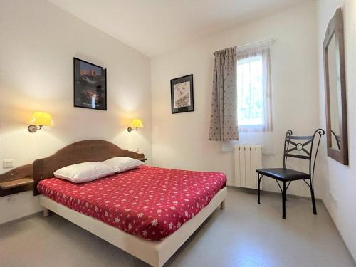 佩尔武Appartement Pelvoux, 2 pièces, 6 personnes - FR-1-330G-141的卧室配有床、椅子和窗户。