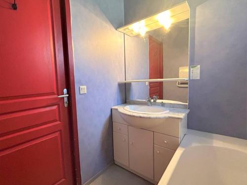 佩尔武Appartement Pelvoux, 2 pièces, 6 personnes - FR-1-330G-141的一间带白色水槽和红色门的浴室