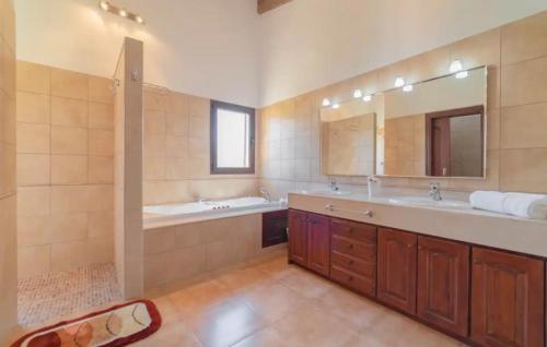 Sa TorreVilla La Mallorquina的大型浴室设有两个盥洗盆和大镜子