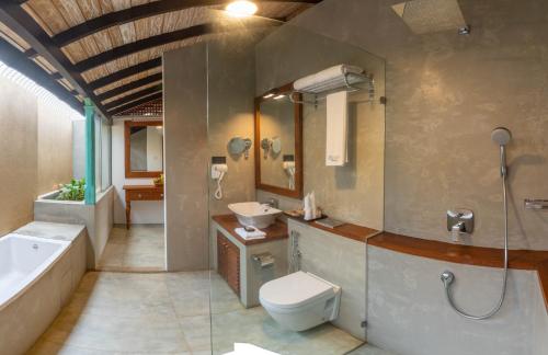 瓦都瓦Villa V Kalutara的浴室配有卫生间、盥洗盆和浴缸。