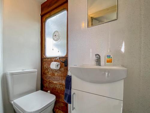 SeendBessie - Uk45591的浴室配有白色水槽和卫生间。