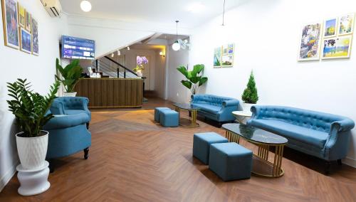 胡志明市Covent Garden Hotel的一间设有蓝色沙发和桌子的等候室
