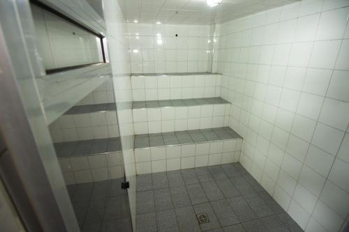 乌巴图巴Hotel São Charbel的浴室设有白色瓷砖淋浴和窗户