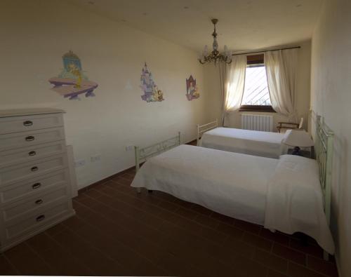 比博纳博得莱诺夫公寓的一间卧室设有两张床、一个梳妆台和窗户。