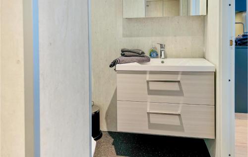 ØsthusvikBeautiful Home In Rennesy With Wifi的一间带水槽和白色台面的浴室