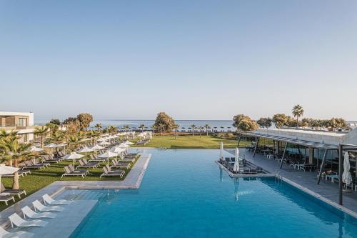 雅拉尼奥Myrion Beach Resort & Spa - Adults Only的一个带躺椅的游泳池和海洋的度假酒店