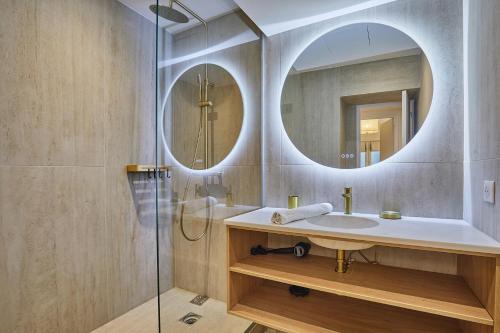 巴黎Résidense au coeur de Paris by Studio prestige的一间带水槽和两面镜子的浴室
