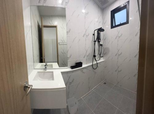 清莱HomeHug@ChiangRai的白色的浴室设有水槽和镜子