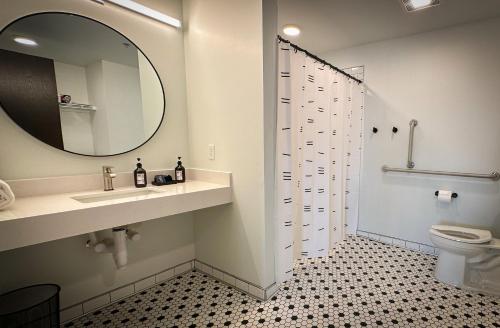 法戈Brewhalla Hotel的一间带水槽、镜子和卫生间的浴室