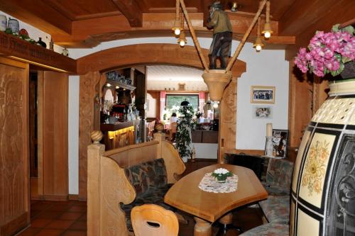RohrbachGasthof-Hotel Lärmfeuer的一间带木桌的客厅和一间餐厅
