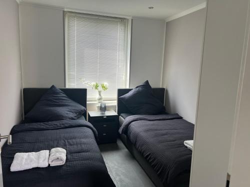 帕德博恩City Apartment Paderborn Apartment 6的一间卧室配有两张带毛巾的床