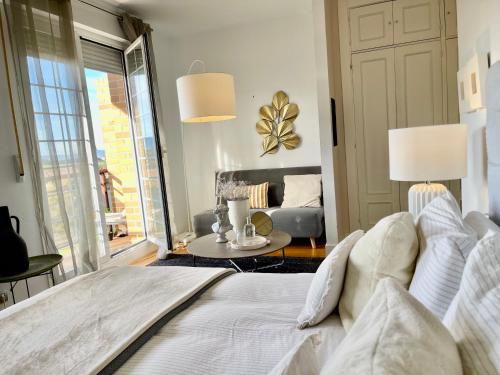 戈赖斯Estilosa casa golf的一间卧室设有一张床和一间客厅。