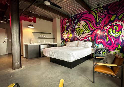 法戈Brewhalla Hotel的一间设有床和色彩缤纷的墙壁的客房