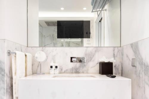里斯本Marques Best Apartments | Lisbon Best Apartments的白色的浴室设有水槽和镜子