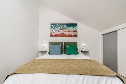 阿科达卡列塔Ribeiro´s House, New apartment with amazing sunsets的白色卧室配有带绿色枕头的床
