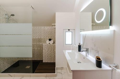 阿科达卡列塔Ribeiro´s House, New apartment with amazing sunsets的白色的浴室设有2个盥洗盆和淋浴。