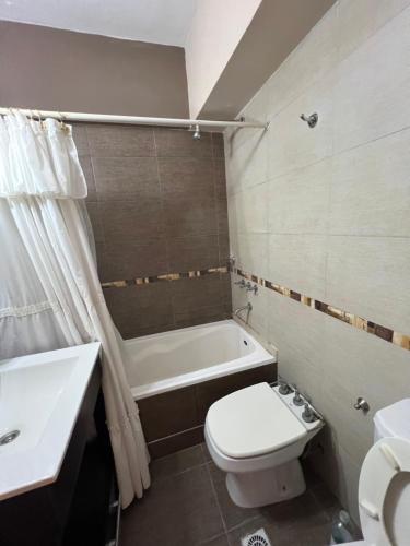 圣特雷西塔Sexto al mar的浴室配有卫生间、浴缸和水槽。
