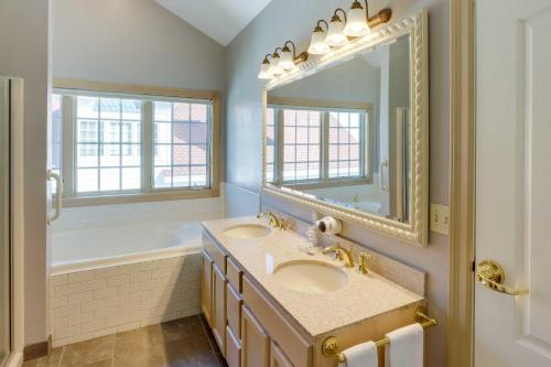 希博伊根Beautiful Day Getaway - Lake Michigan Views的浴室设有2个水槽、镜子和浴缸。