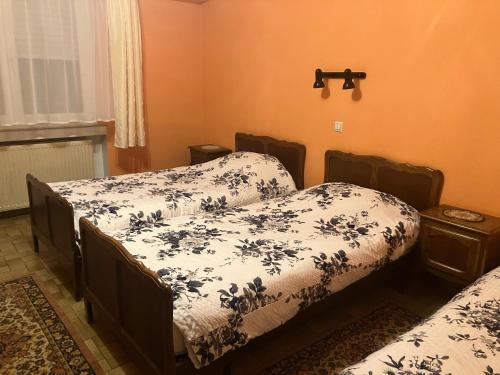 科普斯塔尔迪仁达尔酒店的一间设有两张蓝色和白色毯子的床的房间