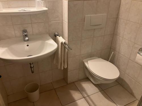 科普斯塔尔迪仁达尔酒店的浴室配有白色水槽和卫生间。