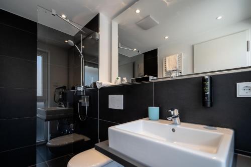 曼海姆Mood contemporary living的一间带水槽、卫生间和镜子的浴室