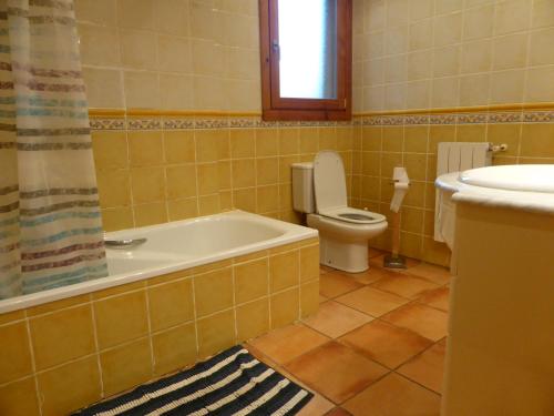 PobesUna casa con vistas en Pobes的带浴缸、卫生间和盥洗盆的浴室