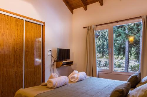 拉安戈斯图拉镇BOG Apart Foresta - A minutos del cerro bayo的一间卧室配有带毛巾的床