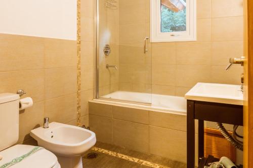 拉安戈斯图拉镇BOG Apart Foresta - A minutos del cerro bayo的浴室配有卫生间、淋浴和盥洗盆。